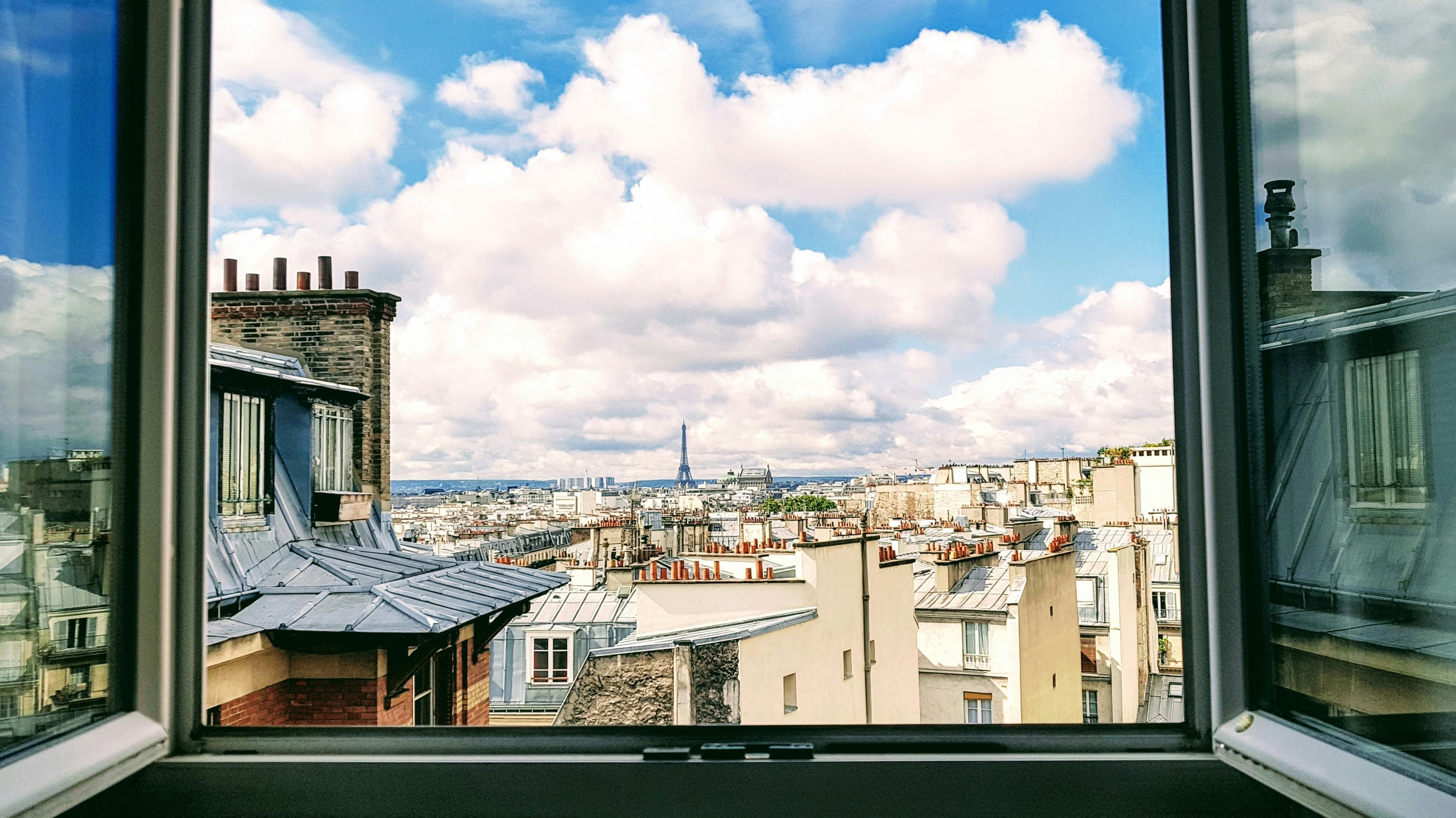 Ventana abierta sobre los tejados de París