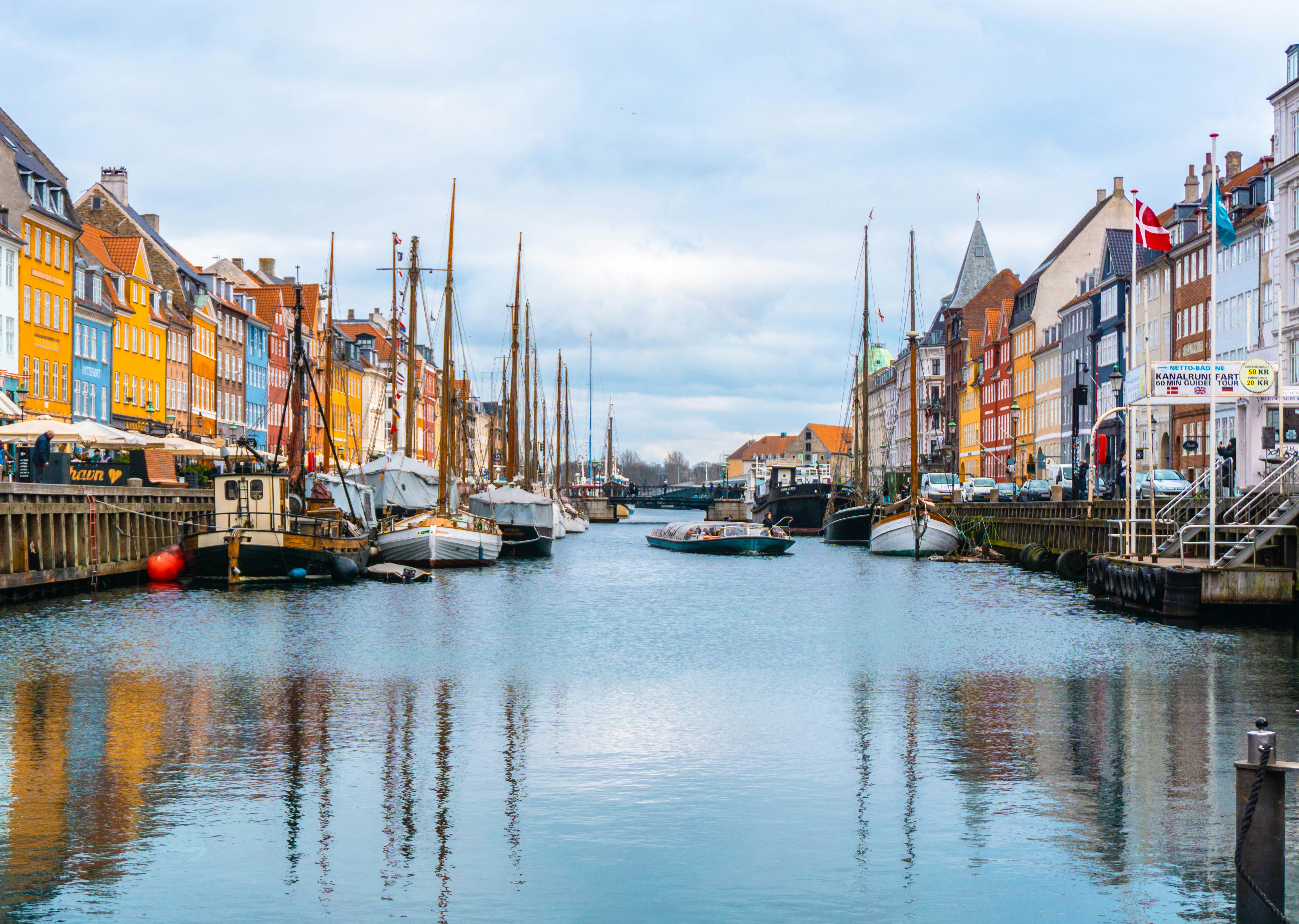 Canal de Copenhague con fachadas de colores