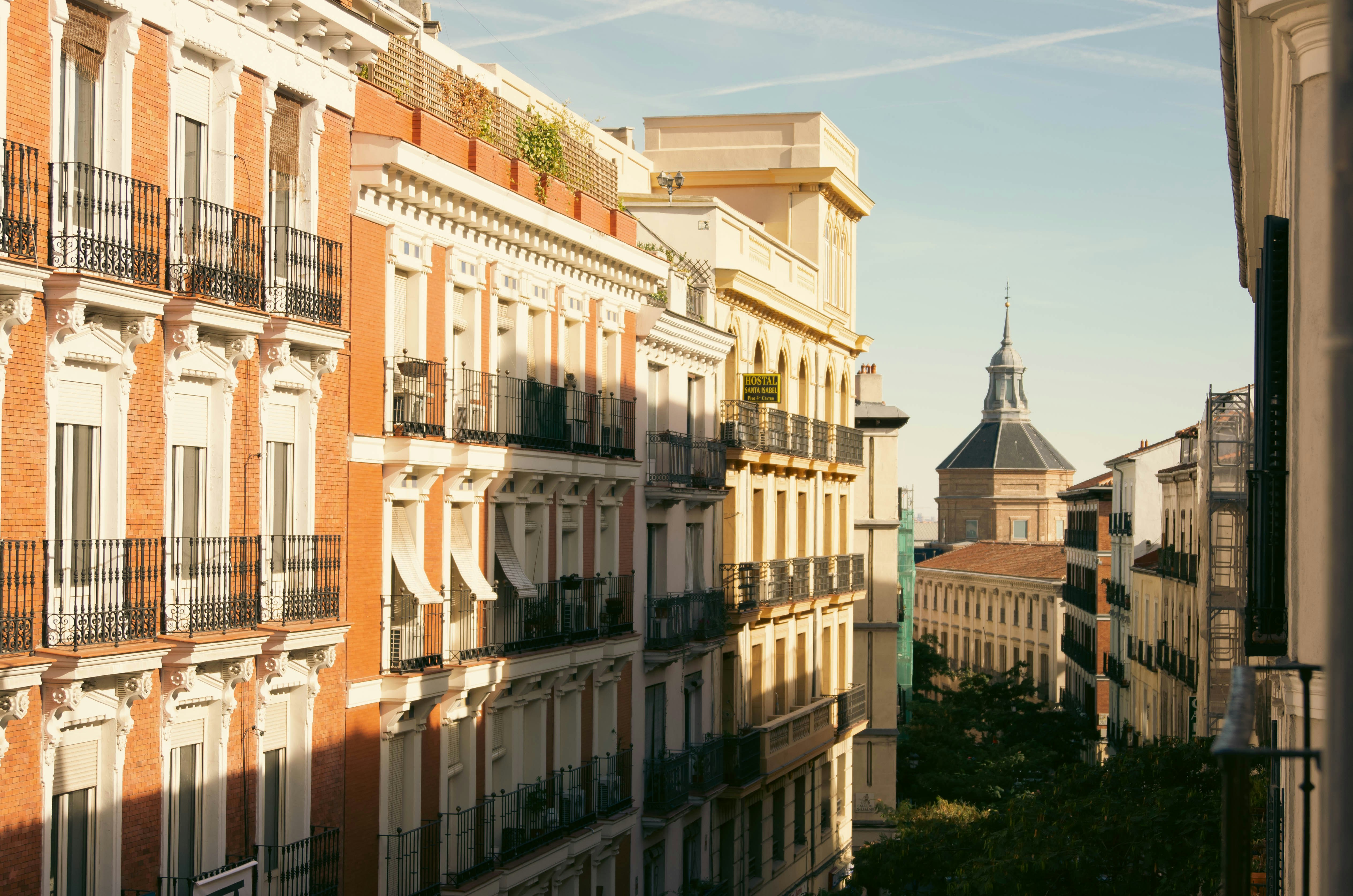 Fachadas históricas de Madrid al atardecer