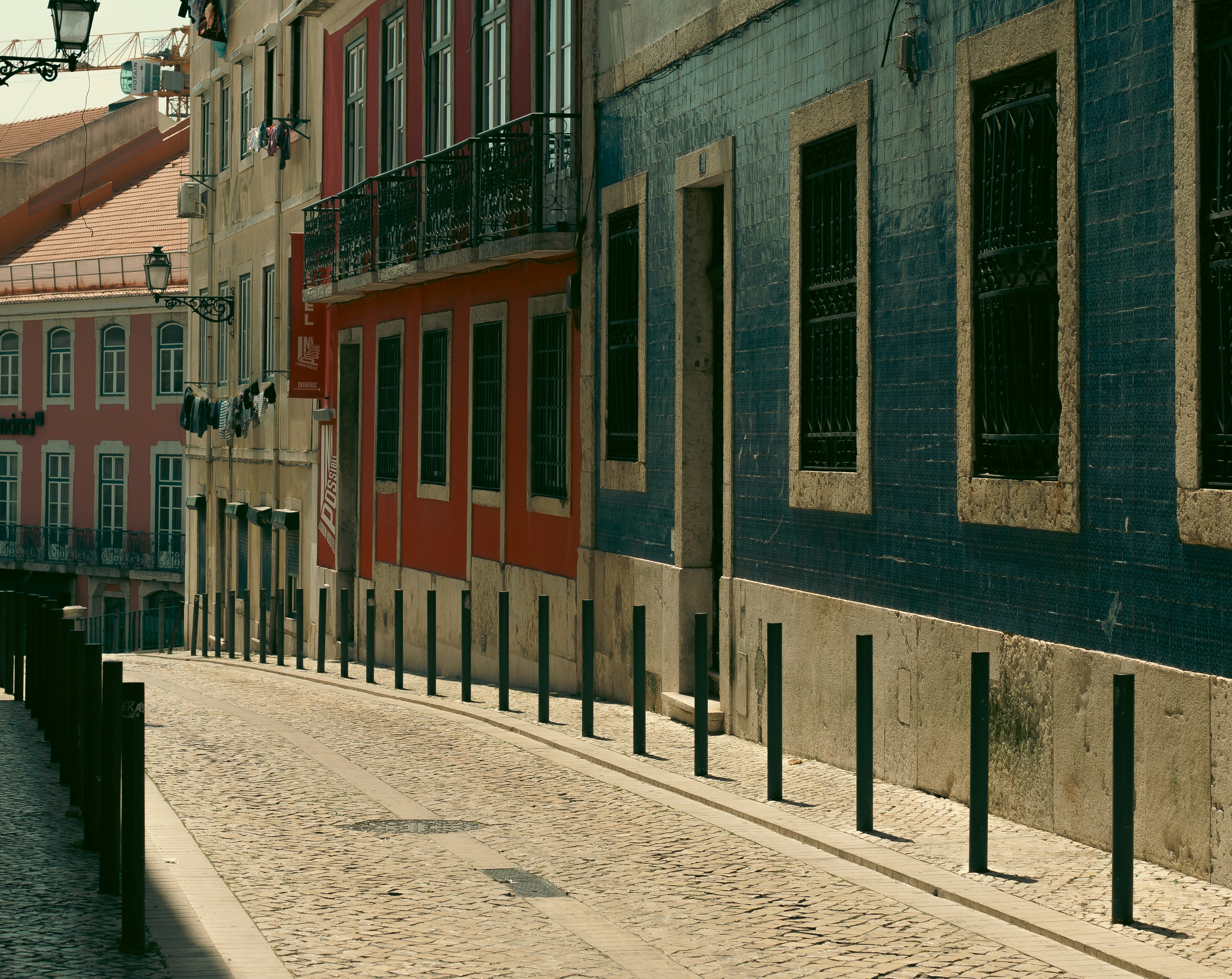 Calle empedrada de Lisboa con fachadas de azulejo